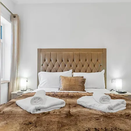 Newly Renovated Luxury Pass The Keys