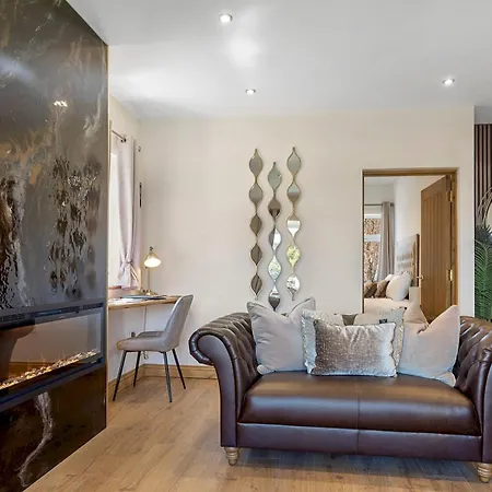 Newly Renovated Luxury Pass The Keys Holiday home
